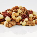 Kaufen Sie keine abgepackten Nussmischungen  Greifen Sie besser nach den einzelnen Komponenten und machen Sie Ihre Nussmischung selber. Es kostet insgesamt weniger und sie können ungeliebte Nüsse (oder Rosinen) einfach weglassen.