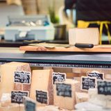 Käse aus dem Delikatessen-Laden schmeckt zwar besser, ist aber auch teurer  Fragen Sie deshalb entweder nach Angeboten oder kaufen Sie Ihren Käse an der Theke im Supermarkt. 