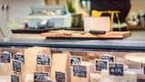 Käse aus dem Delikatessen-Laden schmeckt zwar besser, ist aber auch teurer  Fragen Sie deshalb entweder nach Angeboten oder kaufen Sie Ihren Käse an der Theke im Supermarkt. 