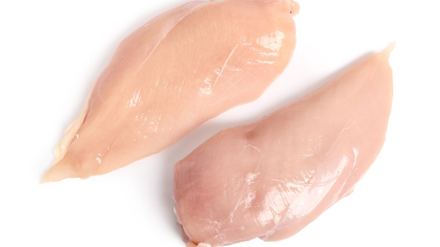 Kaufen Sie Hähnchenbrust nicht einzeln  Sie sind das teuerste Stück Fleisch vom Huhn, weil Verbraucher Fleisch lieben, das knochenlos ist. Tatsächlich sparen Sie jede Menge Geld, wenn Sie entweder ein ganzes Huhn kaufen - oder aber zu Flügeln oder Schlegeln reifen.