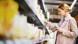 Glutenfreie Produkte sind meist überteuert  Wenn Sie nicht an Zöliakie erkrankt sind, sollten Sie auch nicht zu glutenfreien Produkten greifen. Die sind um ein Vielfaches teurer als die herkömmlichen Lebensmittel. Viele greifen zu den glutenfreien Alternativen, weil sie denken, es wäre die gesündere Option. 