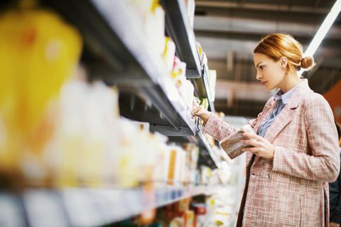 Glutenfreie Produkte sind meist überteuert  Wenn Sie nicht an Zöliakie erkrankt sind, sollten Sie auch nicht zu glutenfreien Produkten greifen. Die sind um ein Vielfaches teurer als die herkömmlichen Lebensmittel. Viele greifen zu den glutenfreien Alternativen, weil sie denken, es wäre die gesündere Option. 