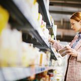 Glutenfreie Produkte sind meist überteuert  Wenn Sie nicht an Zöliakie erkrankt sind, sollten Sie auch nicht zu glutenfreien Produkten greifen. Die sind um ein Vielfaches teurer als die herkömmlichen Lebensmittel. Viele greifen zu den glutenfreien Alternativen, weil sie denken, es wäre die gesündere Option. 