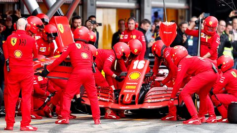 Die Ferrari-Boxencrew im Einsatz am Auto von Charles Lecclerc bei den Testfahrten in Barcelona