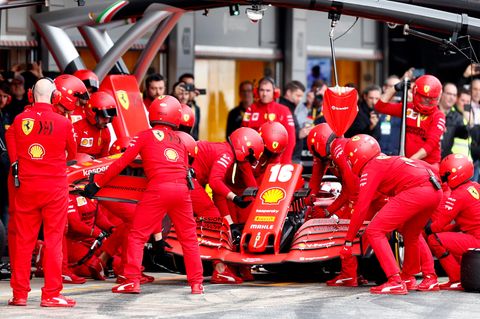Die Ferrari-Boxencrew im Einsatz am Auto von Charles Lecclerc bei den Testfahrten in Barcelona