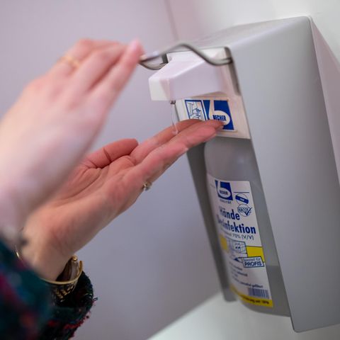 Nicht alle Desinfektionsmittel sind gleich: Für Viren wie Corona muss es viruzid wirken