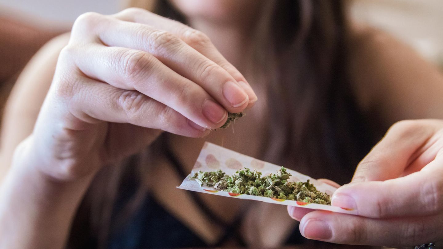 Cannabis on prescription: A migraine patient smokes weed for a headache