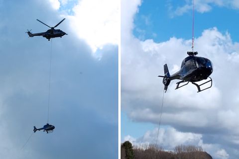 Ein Eurocopter wird im nordrhein-westfälischen Velbert von einem Lasthubschrauber geborgen.