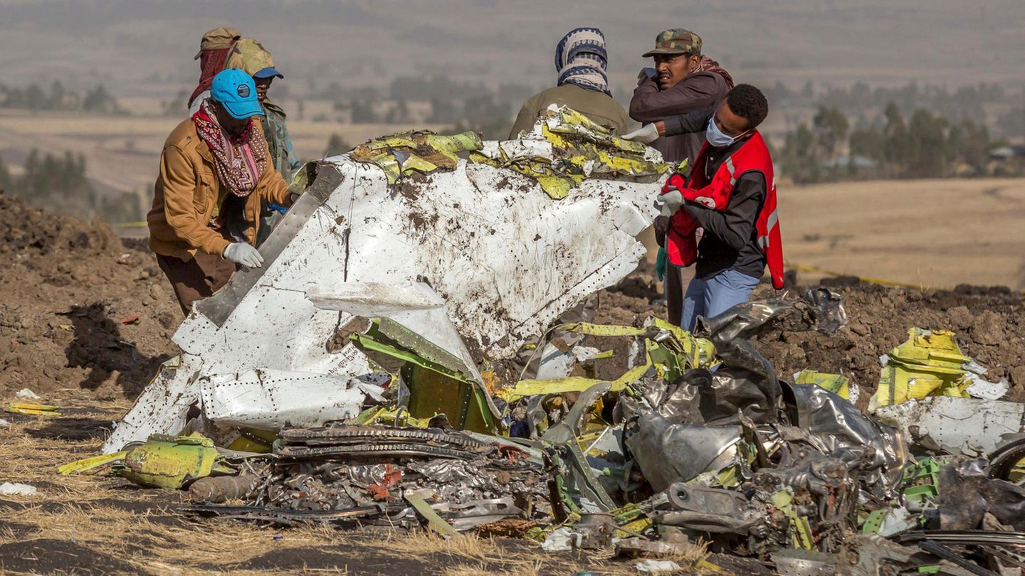 Rettungskräfte arbeiten an der Unfallstelle des Fluges 302 der Ethiopian Airlines, südlich von Addis Abeba: Am 10. März 2019 war ein zweiter Jet vom Typ Boeing 737 Max 8 kurz nach dem Start abgestürzt.