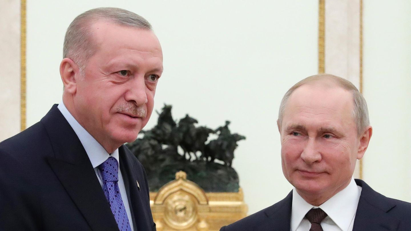 Russlands Präsident Wladimir Putin (r.) und der türkische Staatschef Recep Tayyip Erdogan (l.) haben sich auf eine Waffenruhe für die nordwestsyrische Provinz Idlib geeinigt