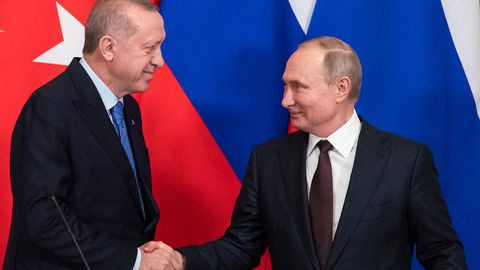 Handshake zwischen Erdogan und Putin zu Waffenstillstand in Idlib