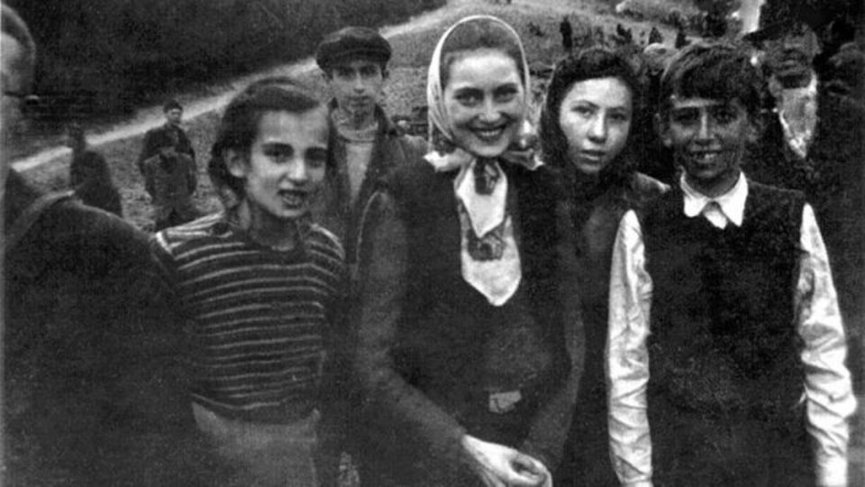 Zweiter Weltkrieg: Die ursprüngliche Notiz heißt: "Das kleine Mädchen in der Mitte ist so schwach vom Verhungern, dass sie kaum noch stehen kann, um ein Lächeln für ihre 'Befreier' zu haben. Man könnte genau dasselbe von den beiden Kindern auf beiden Seiten sagen". Die ursprüngliche Notiz heißt: "Das kleine Mädchen in der Mitte ist so schwach vom Verhungern, dass sie kaum noch stehen kann, um ein Lächeln für ihre 'Befreier' zu haben. Man könnte genau dasselbe von den beiden Kindern auf beiden Seiten sagen".