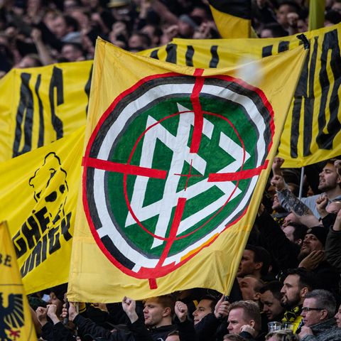 Fans von Borussia Dortmund auf der Südtribüne des Signal-Iduna-Parks