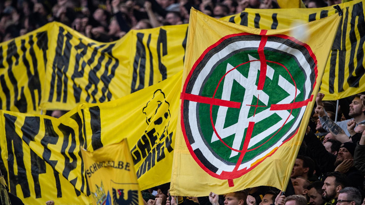 Fans von Borussia Dortmund auf der Südtribüne des Signal-Iduna-Parks