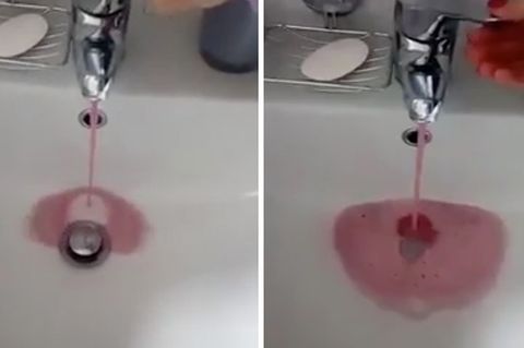 Aus einem Wasserhahn fließt Wein