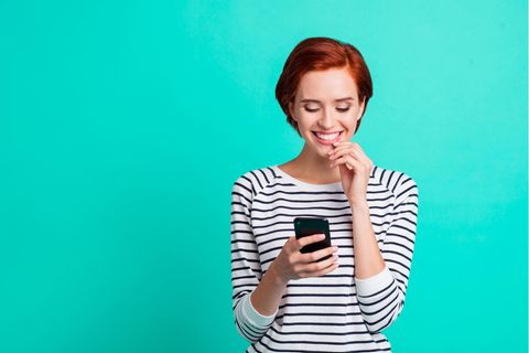 Frau mit Handy