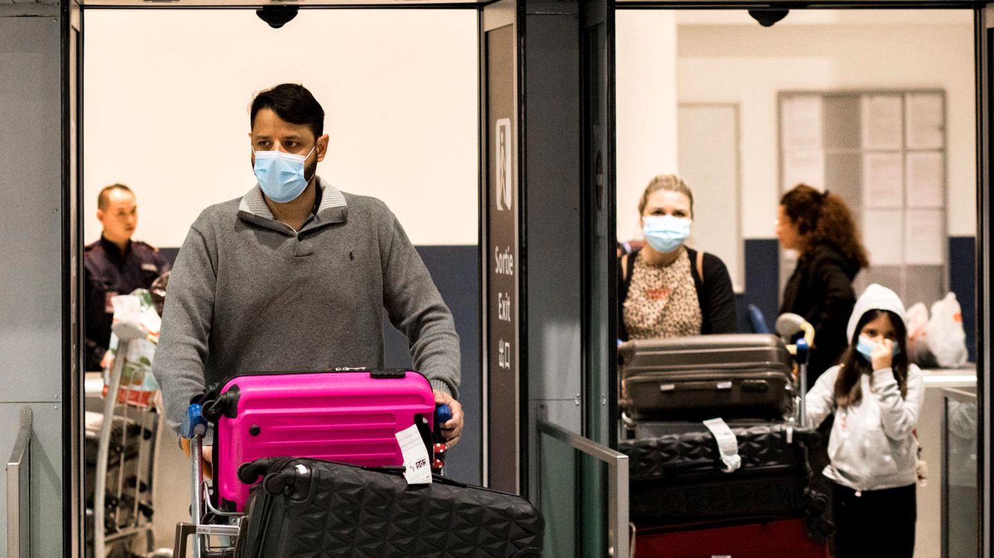 Coronaangst am Pariser Flughafen Passagiere am Pariser Flughafen