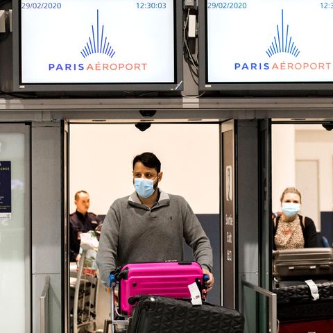 Passagiere am Pariser Flughafen