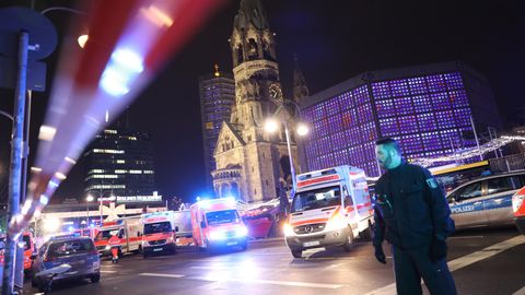 Polizisten und Rettungskräfte stehen am 19.12.2016 vor der Gedächtniskirche in Berlin