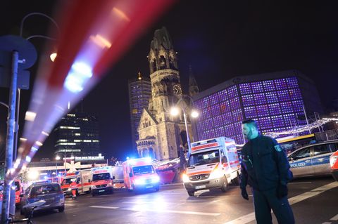 Polizisten und Rettungskräfte stehen am 19.12.2016 vor der Gedächtniskirche in Berlin