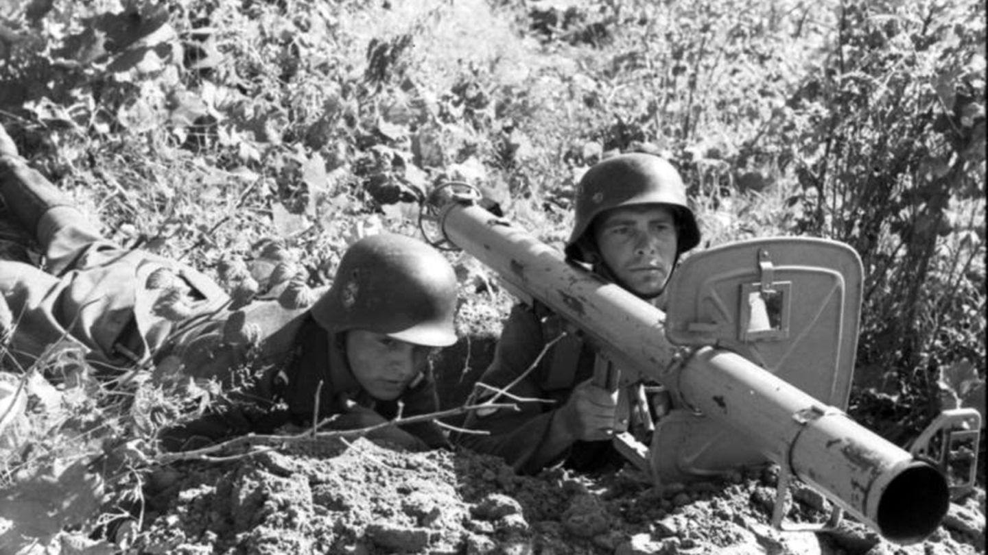 Panzerschreck: Zwei Mann waren zur Bedienung notwendig und auch um die Waffe und die Munition zu transportieren.