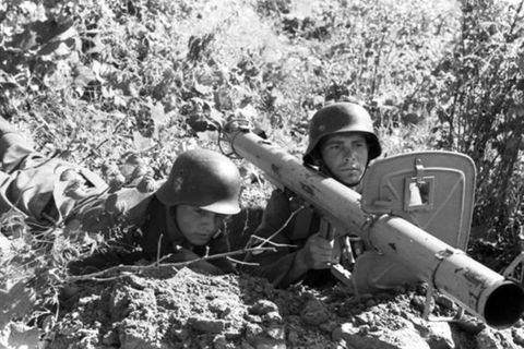 Zwei Mann waren zur Bedienung notwendig und auch um die Waffe und die Munition zu transportieren.