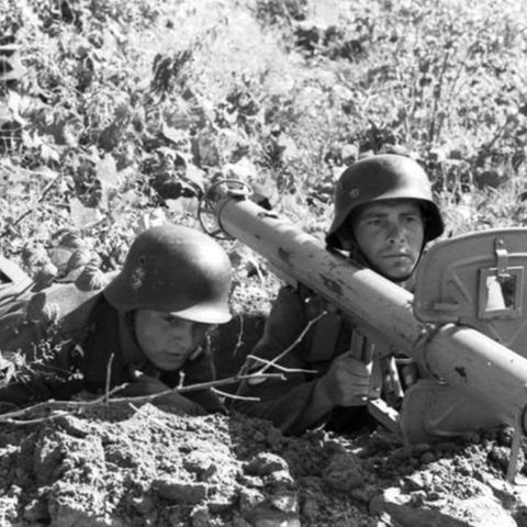 Zwei Mann waren zur Bedienung notwendig und auch um die Waffe und die Munition zu transportieren.