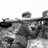 Für das Propaganda-Foto wurden zwei erfahrene Soldaten angezeigt. Beide tragen drei Panzervernichtungsabzeichen am Arm.