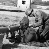 Vor dem Schutzschild sollte ein feuerfester Poncho den Soldaten vor dem Flammenstrahl schützen.