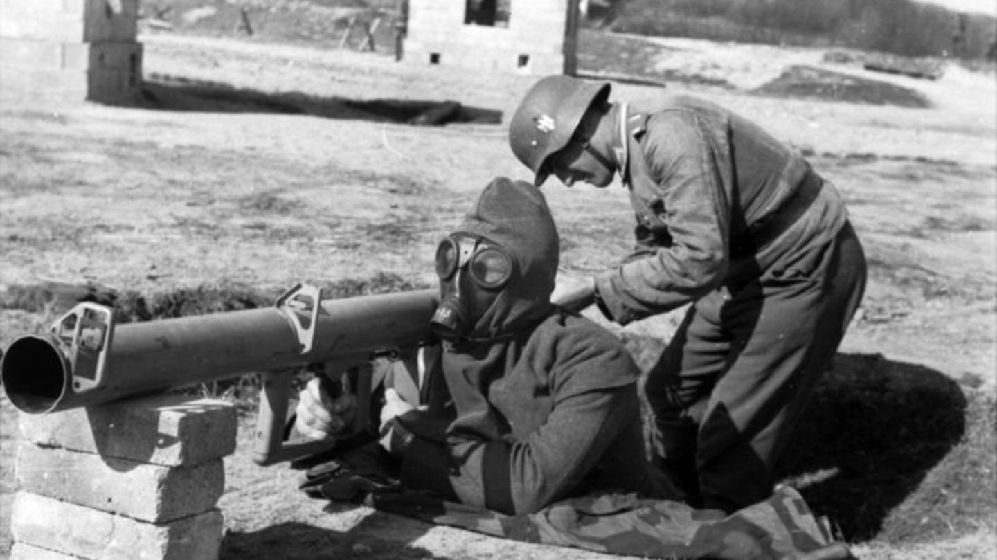 Vor dem Schutzschild sollte ein feuerfester Poncho den Soldaten vor dem Flammenstrahl schützen.