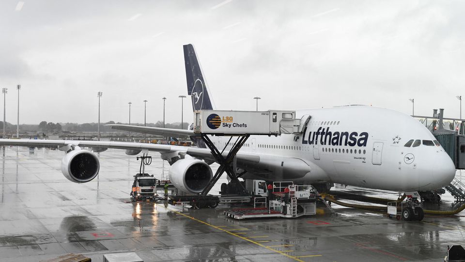 Ein Airbus A380 der Lufthansa am Flughafen München. Insgesamt gehören 14 Maschinen dieses Typs zur Flotte der Lufthansa.
