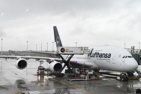 Ein Airbus A380 der Lufthansa am Flughafen München. Insgesamt gehören 14 Maschinen dieses Typs zur Flotte der Lufthansa.
