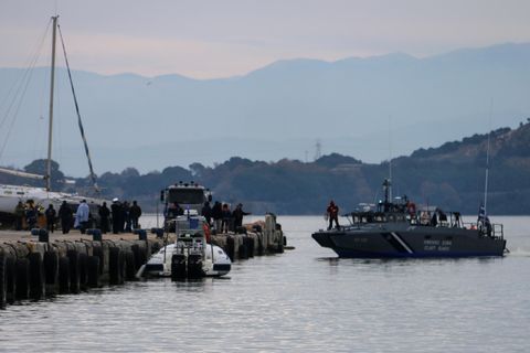 11.01.2020, Griechenland: Ein Schiff der griechischen Küstenwache legt am Hafen von Prevaza an