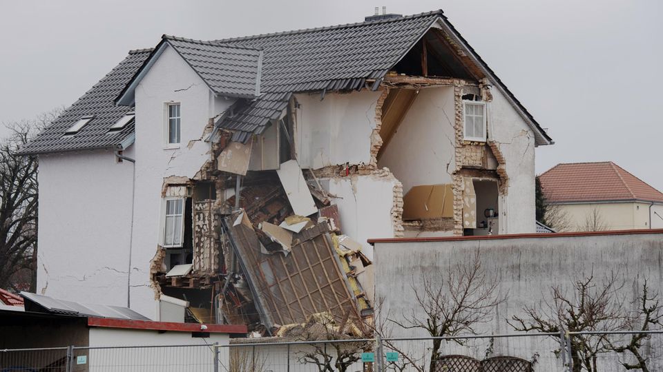 Nachrichten aus Deutschland: In Neuendorf hat es eine Explosion in einem Haus gegeben.