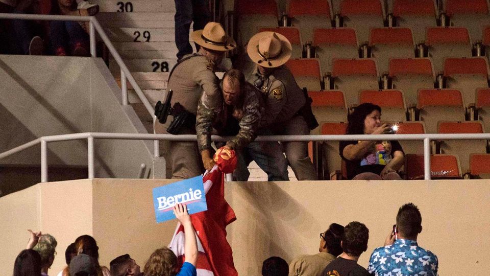 Mann stört Wahlkampfveranstaltung von Bernie Sanders mit antisemitischem Auftritt Sicherheitsmänner werfen den Mann aus dem Saal