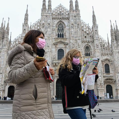 Touristinnen vor dem Mailänder Dom: Die lombardische Metropole ist vom Corona-Ausbruch besonders betroffen