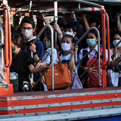 Menschen in Thailand tragen Mundschutz um sich vor dem Coronavirus zu schützen