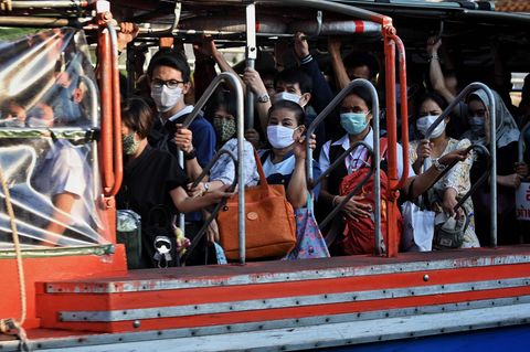 Menschen in Thailand tragen Mundschutz um sich vor dem Coronavirus zu schützen