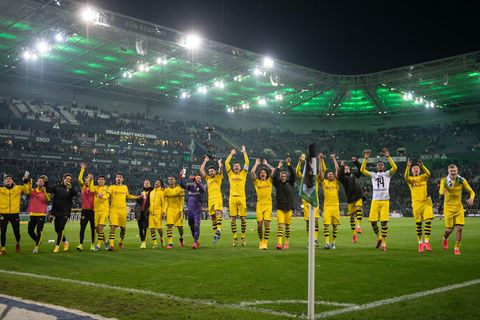 Dortmunds Spieler feiern nach dem Spiel