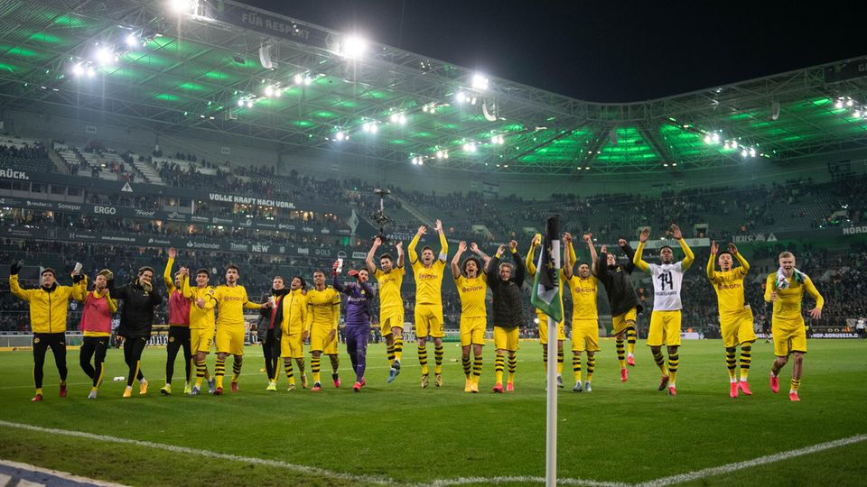 Dortmunds Spieler feiern nach dem Spiel