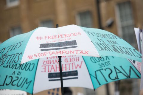 Beschriebener Regenschirm bei einer Demo in London