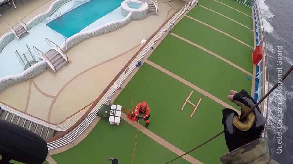 Aus Perspektive einer Helmkamera sieht man, wie ein Soldat sich abseilt, während an Deck des Kreuzfahrtschiffes jemand wartet