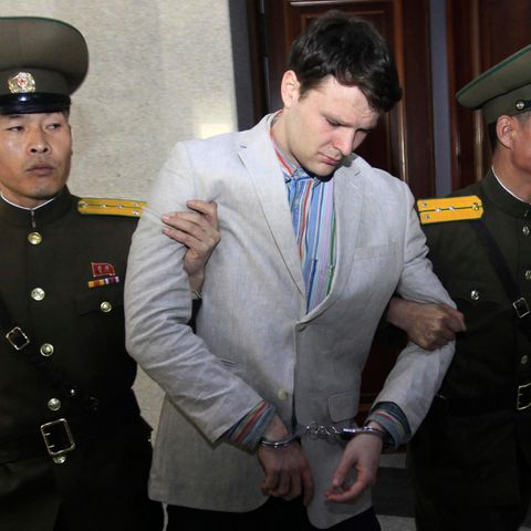 Der amerikanische Studenten Otto Warmbier wird von zwei nordkoreanischen Polizisten zum Obersten Gerichtshof begleitet.
