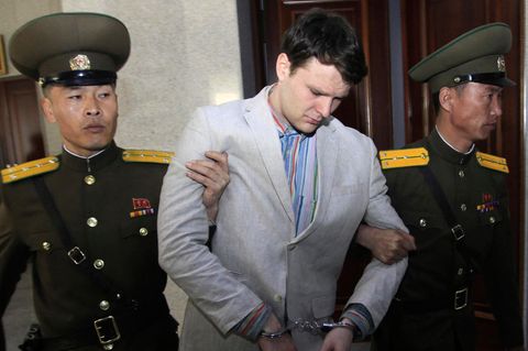 Der amerikanische Studenten Otto Warmbier wird von zwei nordkoreanischen Polizisten zum Obersten Gerichtshof begleitet.