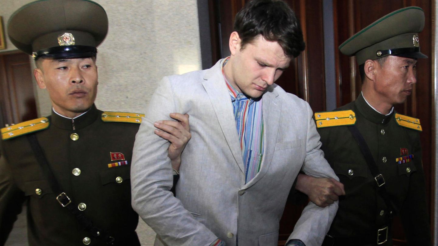 Der amerikanische Studenten Otto Warmbier wird von zwei nordkoreanischen Polizisten zum Obersten Gerichtshof begleitet.