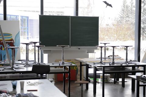Viele Klassenzimmer bleiben derzeit leer – Schuld ist das Coronavirus