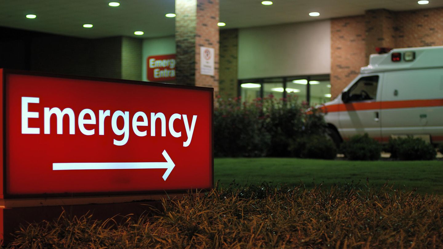 Schild zur Notaufnahme eines Krankenhauses