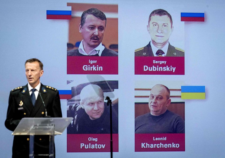 Ermittler präsentieren Fotos der vier Männer, die für den Abschuss der MH17-Maschine mitverantwortlich sein sollen Ermittler präsentieren Fotos der vier Männer, die für den Abschuss der MH17-Maschine mitverantwortlich sein sollen