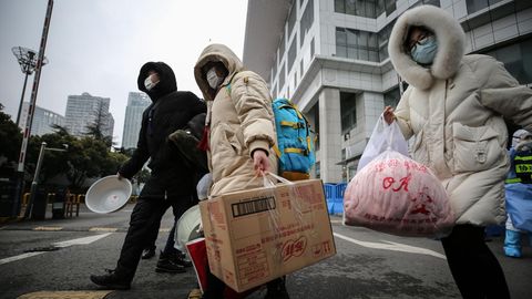 Patienten, die von einer Infektion mit dem neuartigen Coronavirus genesen sein sollen, verlassen eine improvisierte Krankenstation im chinesischen Wuhan.