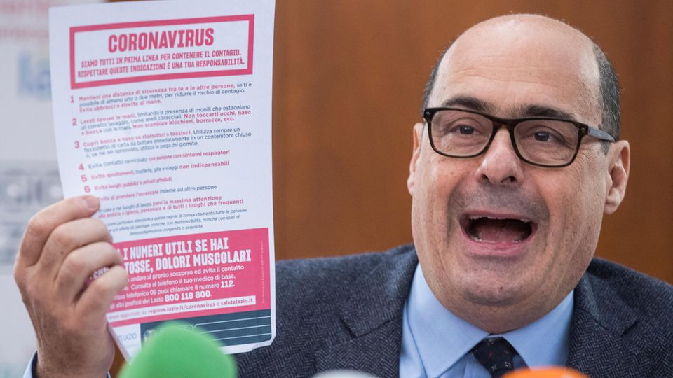Nicola Zingaretti, Präsident der Region Latium und Chef der italienischen Sozialdemokraten, hält einen Zettel Nicola Zingaretti, Präsident der Region Latium und Chef der italienischen Sozialdemokraten, hält einen Zettel